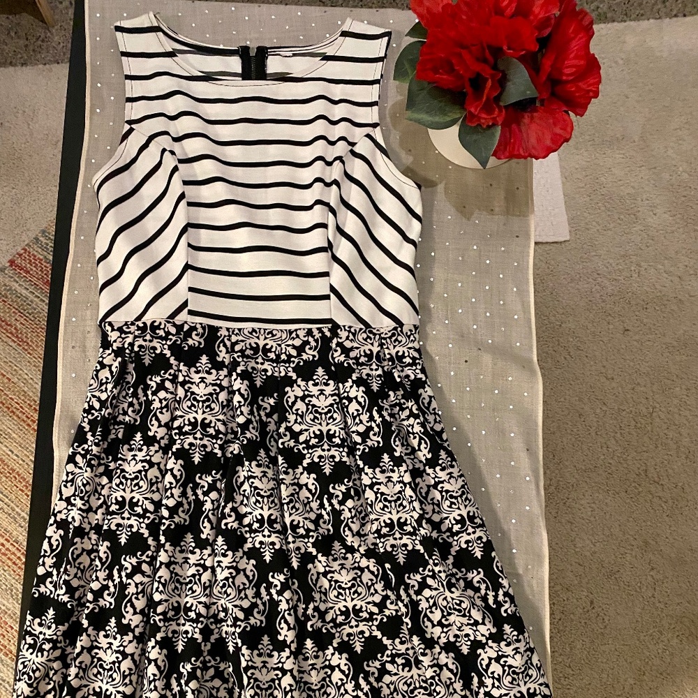 Women’s Sleeveless Target Printed Dress Size Medium/Large